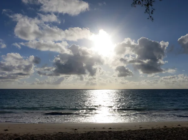 Ανατολή του ηλίου στην παραλία του Waimanalo πάνω από τον ωκεανό — Φωτογραφία Αρχείου