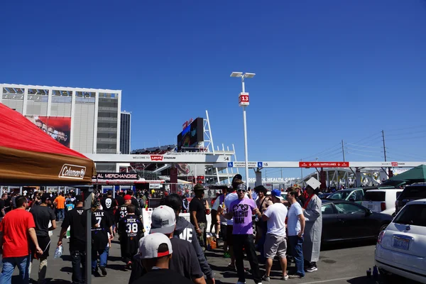 Wrestling fans Cosplay have fun tailgating parking lot before th — Stock Photo, Image