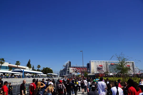 People walking through parking lot to arena for event — Stock Photo, Image