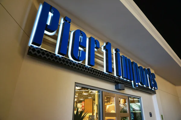 Pier 1 Imports exterior sign and entrance — Stock Photo, Image