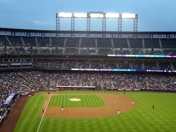 Rockies pitcher throws pitch to Angels batter waiting on incomin — Stock Photo, Image