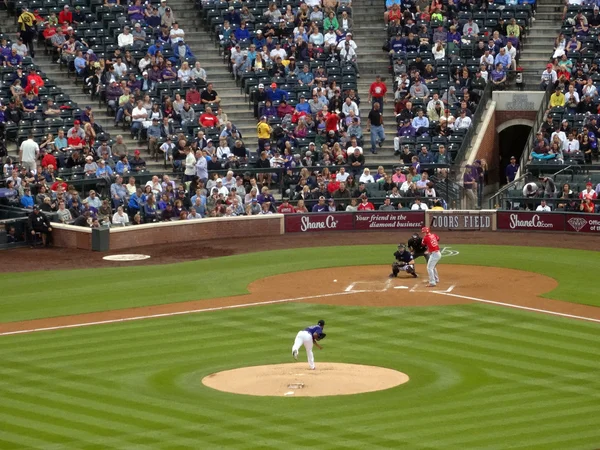 Rockies pitcher Yohan Flande throws pitch to batter with Angels — Stock Photo, Image