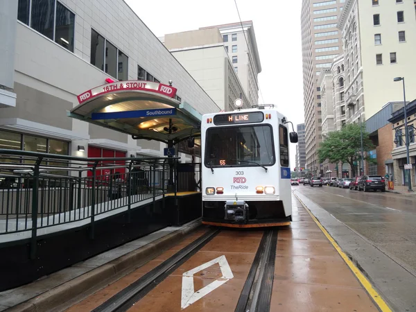 The Ride - H Line light rail stops at 16th and Stout station on — Stock Photo, Image