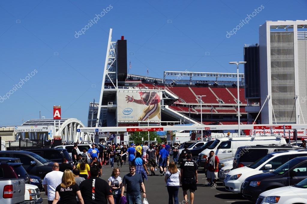 People walking through parking lot to arena – Stock Editorial Photo ©  ericbvd #104756332