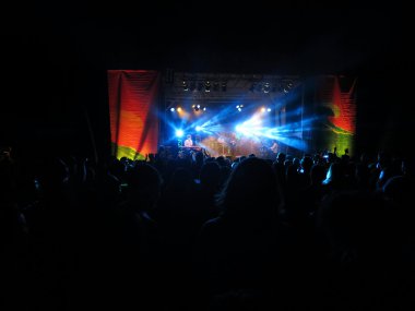 Citizen Cope sahne alanı'nda bir akşam konser sırasında gerçekleştirir.