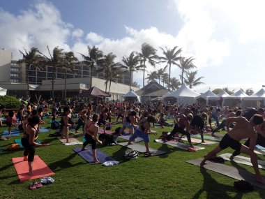 İnsanlar yan açı poz yapmak, Utthita Parsvakonasana, açık yo