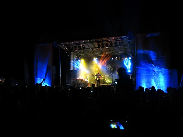 Citizen Cope выступает на сцене во время вечернего концерта — стоковое фото