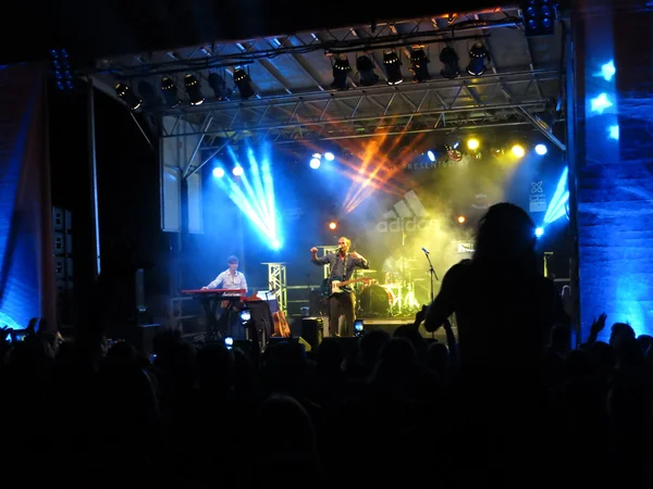Citizen Cope actúa en el escenario durante un concierto vespertino — Foto de Stock