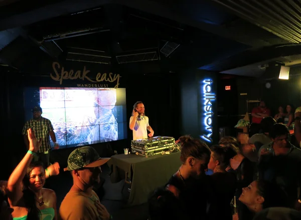 Dj drez spielt dj set im club — Stockfoto