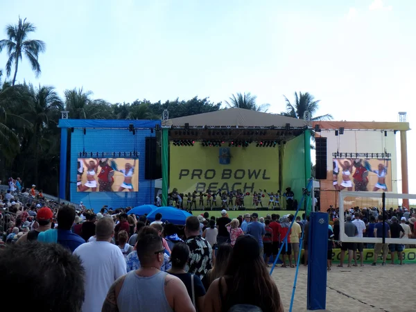 Le cheerleader della NFL ballano sul palco durante l'evento Pro Bowl Beach — Foto Stock