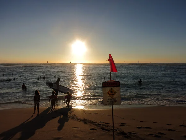 Az emberek és a drámai naplemente a San Souci strandon — Stock Fotó