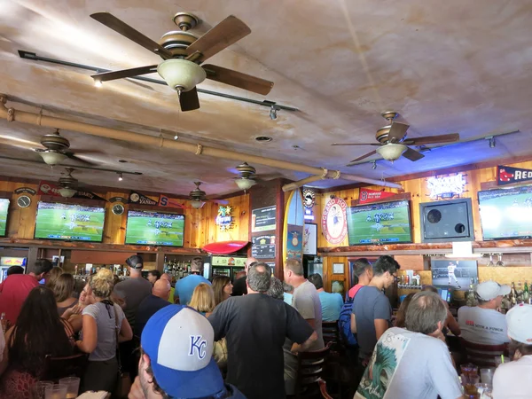 Crowd People watch Superbowl game at iconic Lulu's Bar — Stock Photo, Image