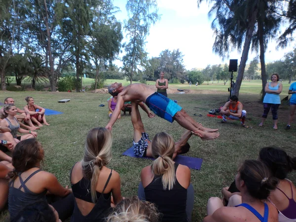 Acroyoga Öğretmeni Jason Nemer sınıf bekçisi olarak eğitmen dengeler — Stok fotoğraf