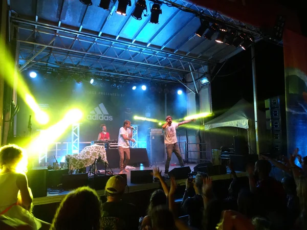 MC Yogi and Trevor Hall preforms on stage with DJ Drez — Stock Photo, Image