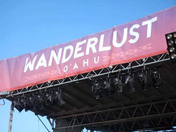 Wanderlust O 'ahu festival sinal de palco contra um céu azul — Fotografia de Stock