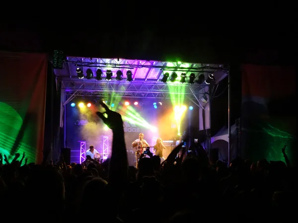 Trevor Hall se apresenta no palco durante um concerto noturno em Wande — Fotografia de Stock