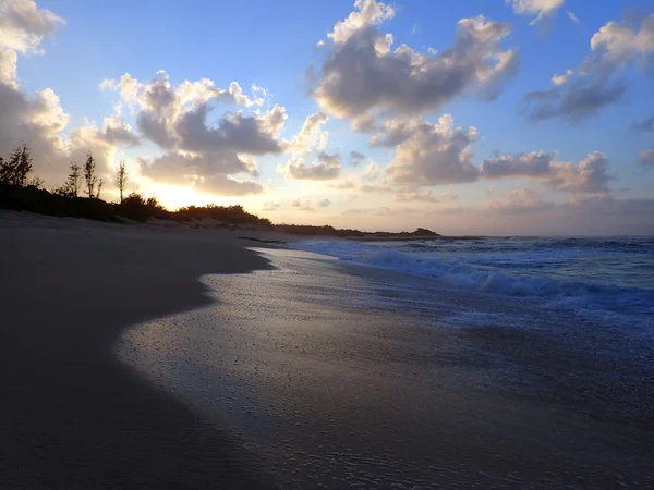 Hanakailio strand met dramatische blauw-roze bewolkt skyline in de schemering — Stockfoto