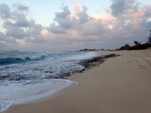 Las olas se rompen y chocan hacia la playa de Hanakailio con dramática —  Fotos de Stock