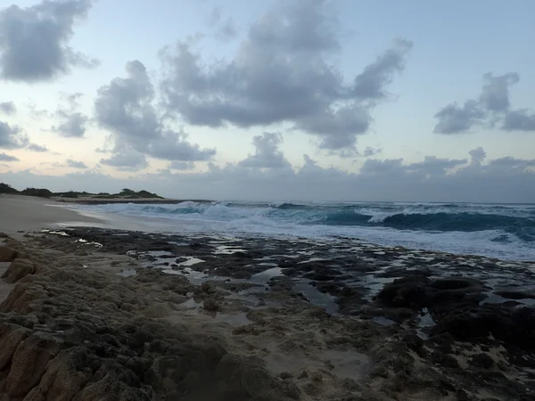 Ondas quebrar e bater em direção às rochas de lava Hanakailio Beach — Fotografia de Stock