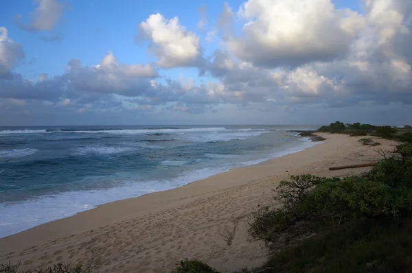 Las olas se rompen y chocan hacia la playa de Hanakailio con dramática —  Fotos de Stock