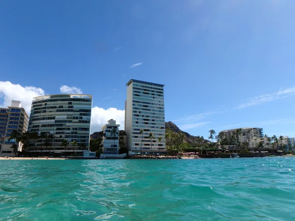 Blått vatten i Waikiki med hotell och Diamond Head i vyn — Stockfoto