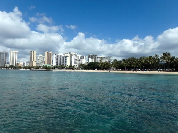 Blue Waters of Queens Beach e molo a Waikiki — Foto Stock