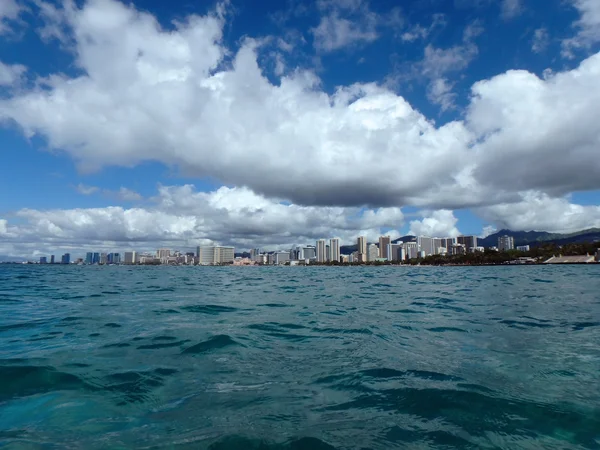 Eaux troubles de Waikiki avec plage adn Hôtels en vue — Photo