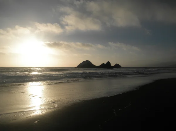 Sonnenuntergang am Meeresstrand mit Robbenfelsen in der Ferne — Stockfoto