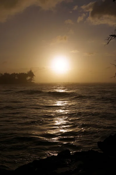 海岸に波と海に沈む夕日 — ストック写真