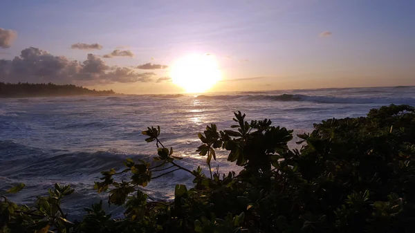 Solnedgång över havet med vågor flyttar till shore — Stockfoto