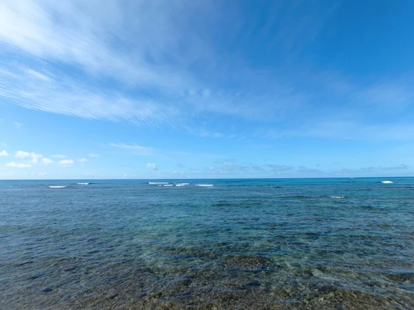 Ondiepe Oceaan wateren van Waikiki op zoek naar de Oceaan — Stockfoto