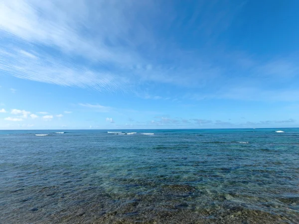 浅海水域的威基基望着海洋 — 图库照片