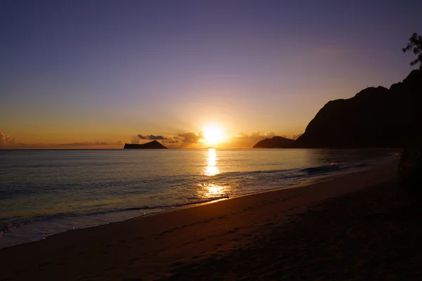 Early Morning Sunrise on Waimanalo Beach over Rock Island bursti — Stock Photo, Image