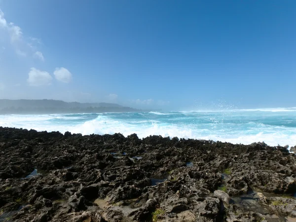 Golven Break op Coral Rock Shore — Stockfoto