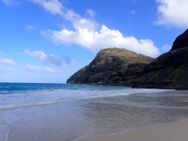 Kolanach fale oceanu przy plaży Makapuu — Zdjęcie stockowe