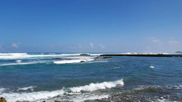 Wellen rollen in Kuilima-Bucht am Nordufer — Stockfoto
