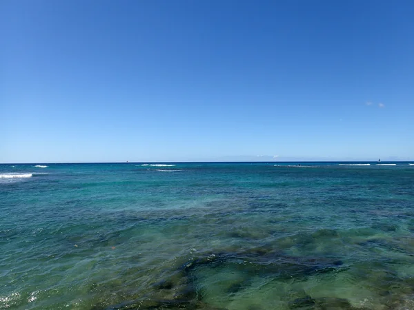 Mělké vlnité oceán vody Waikiki pohledu do Pacifiku oc — Stock fotografie