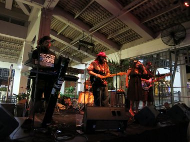 Mai Tai Bar'da sahneye rehberlik grup sıkışmaları