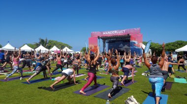 İnsanlar açık yoga sınıf sırasında kafasına silah yükseltmek