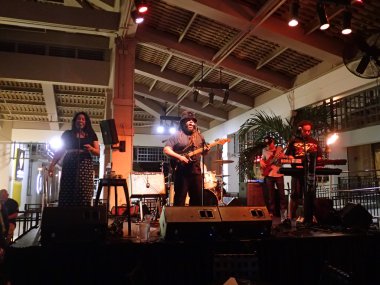 Mai Tai Bar'da sahneye rehberlik grup sıkışmaları