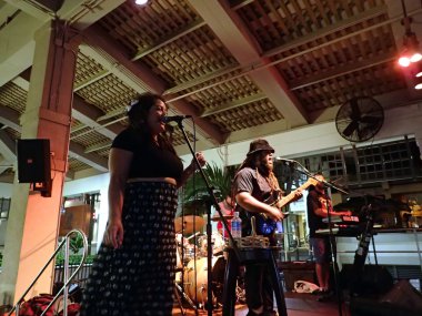 Mai Tai Bar'da sahneye rehberlik grup sıkışmaları