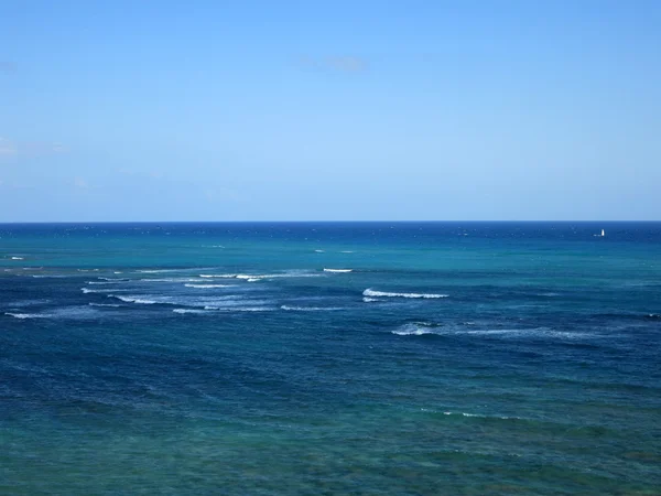 Ondiepe golvende Oceaan wateren van Waikiki — Stockfoto