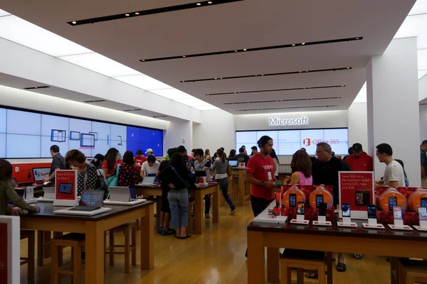 Les gens regardent les produits à l'intérieur de Microsoft Windows Store — Photo