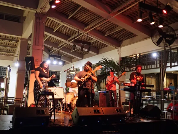 Banda de orientación atascos en el escenario en Mai Tai Bar — Foto de Stock