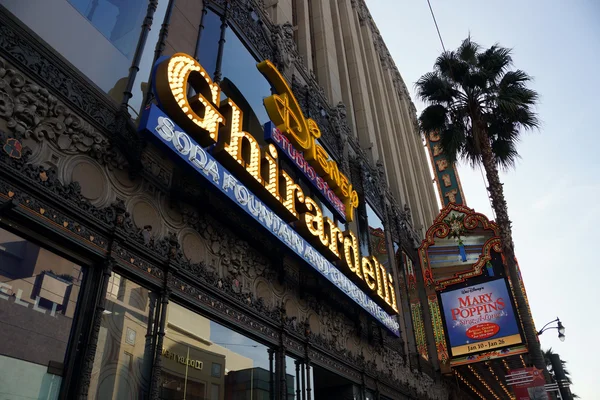 Disney Studio hračky a Ghirardelli podepsat na Hollywood Boulevard — Stock fotografie