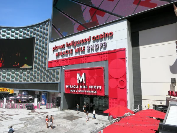 People enter and exit Planet Hollywood Hotel Miracle Mile shops — Stock Photo, Image