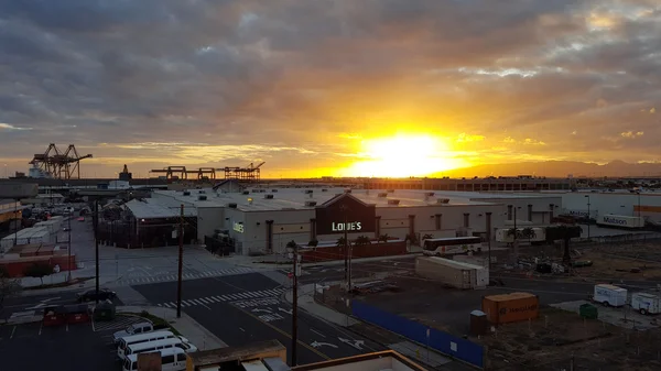 Pôr do sol sobre Lowe e guindastes de transporte — Fotografia de Stock