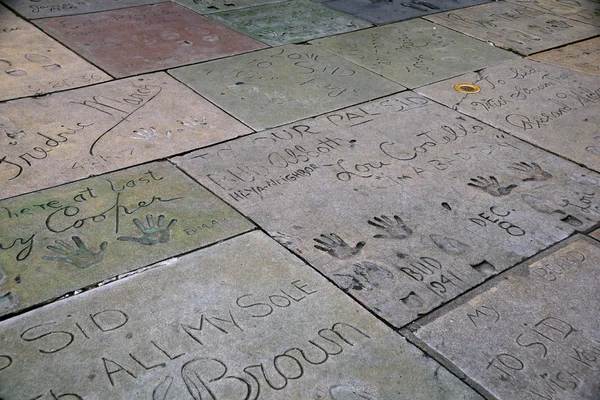 Promi-Handabdrücke auf dem Boden in Zement auf dem Hollywood Boulevar — Stockfoto