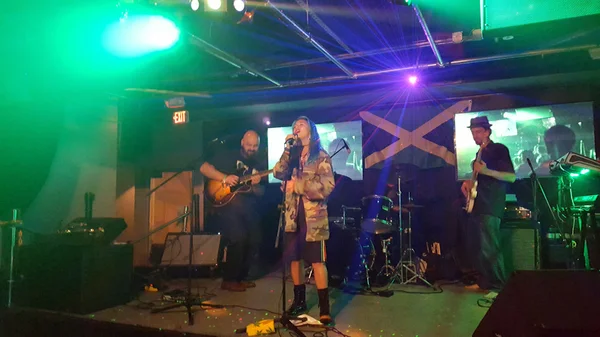 Eli Mac śpiewa na scenie pomieszczeniu Boda Cafe — Zdjęcie stockowe