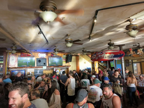 Multitud de personas ven Superbowl juego en el icónico Lulu 's Bar —  Fotos de Stock